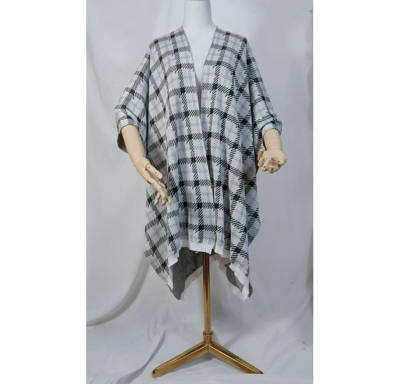 블랙 앤 화이트 플레이드 니트 오픈프론트 포초 랩 케이프 착용 마네킹 - bulk order discount available