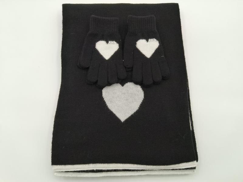 블랙 니트 화이트 하트 패턴 목도리 장갑 선물 세트, 플랫 레이 화이트 배경 - bulk scarf supplier Korea