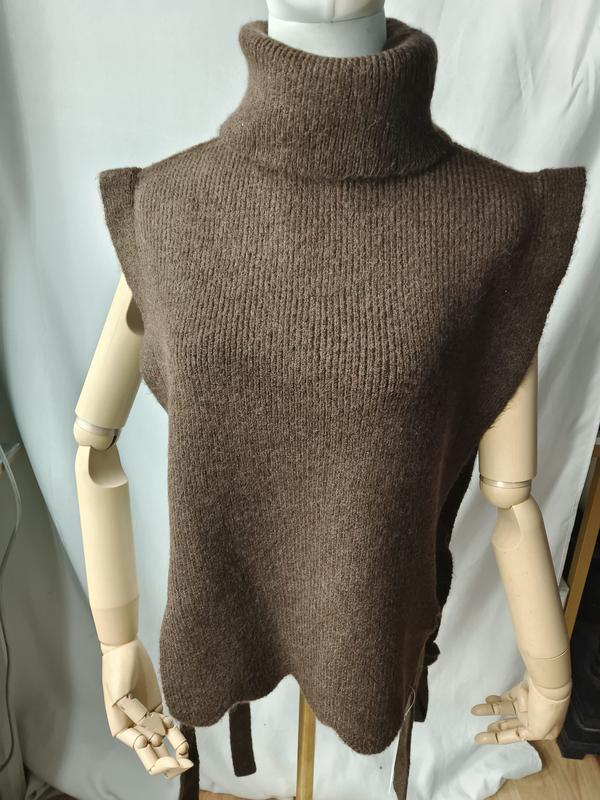 브라운 청키 니트 터틀넥 민소매 스웨터 베스트, 스캘럽 헴·사이드 타이 벨트 디테일 - BSCI certified manufacturer