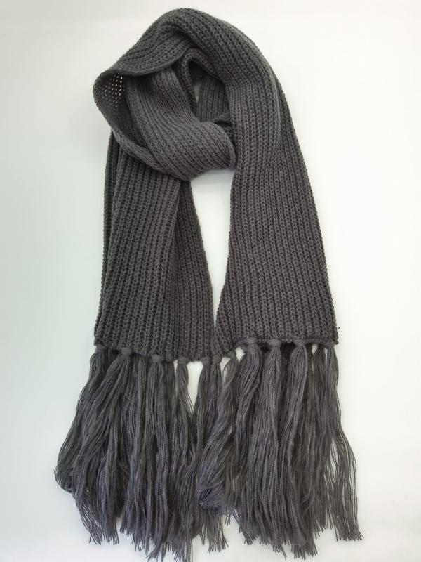 차콜 그레이 청키 립 니트 스카프, 긴 태슬 프린지 디테일, 루즈한 드레이프 스타일 - wholesale fashion accessories