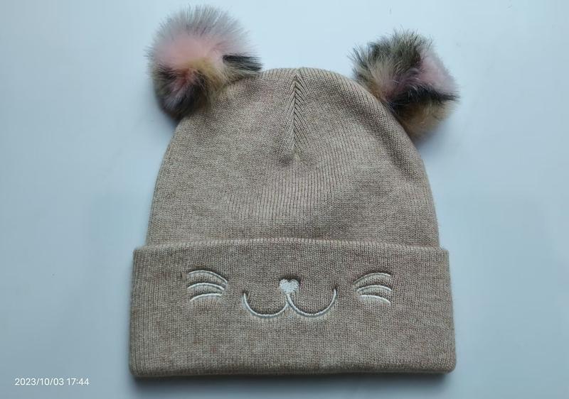 베이지 니트 고양이 얼굴 자수 아동 비니 멀티컬러 퍼 폼폼 2개 장식 - retail buyer inquiry welcome