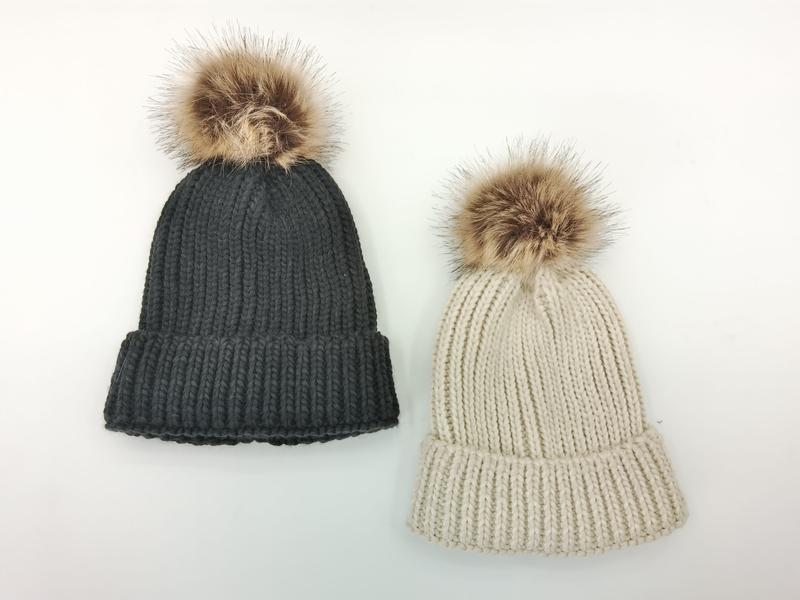 챠콜·베이지 벌키 립 니트 비니, 페이크 퍼 폼폼 장식 2색 세트 - wholesale price for Korea buyers