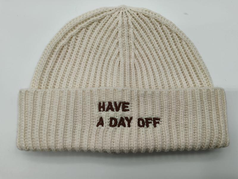 크림색 청키 립 니트 비니 모자, 갈색 자수 슬로건 'Have A Day Off' 커프 디자인 - OEM custom logo accepted