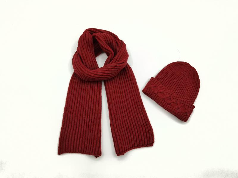 다크레드 립 니트 스카프와 케이블 니트 비니 세트, 화이트 배경 - bulk scarf supplier Korea