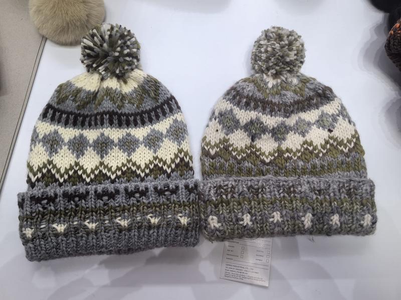 페어아일 패턴 폼폼 비니 2개, 그레이·올리브그린·크림 배색 두꺼운 니트 도매 - winter accessories wholesaler