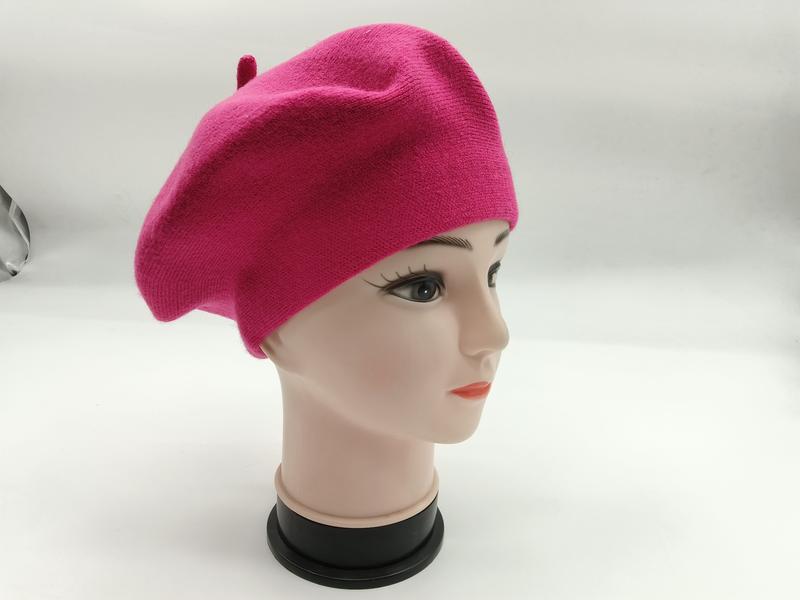 핫핑크 울 니트 프렌치 베레모 여성 마네킹 착용 3/4 측면 디스플레이 - wholesale fashion accessories