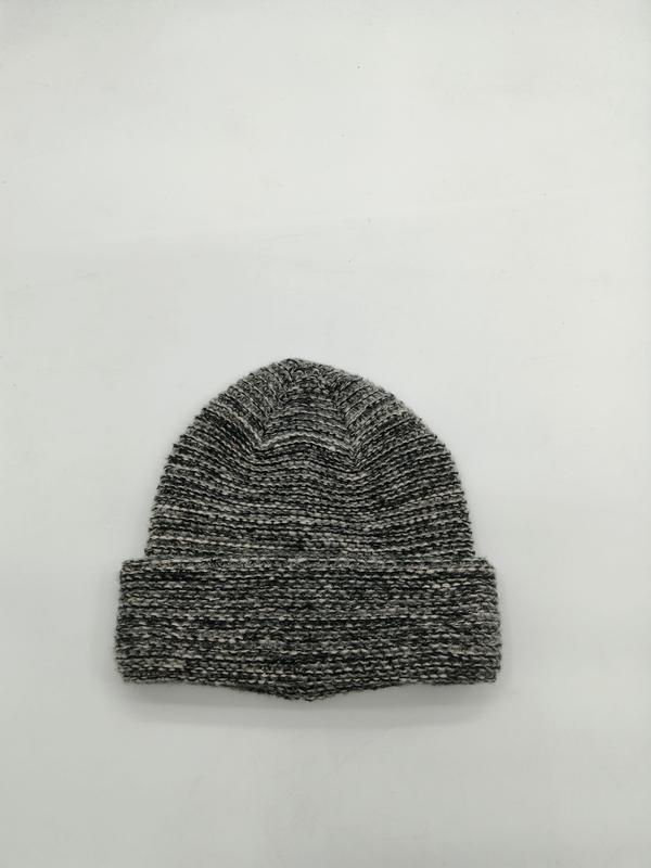 흰 배경 위 회색 마를드 청키 립 니트 비니 모자, 폴디드 커프 디테일 플랫레이 - winter accessories wholesaler