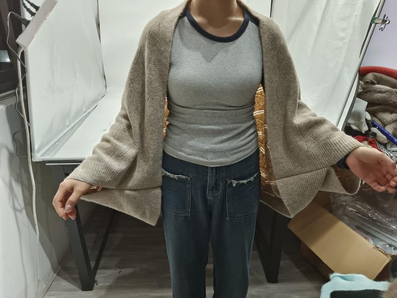 베이지 오버사이즈 니트 오픈프론트 가디건, 와이드 슬리브, 데님 코디 착용샷 - bulk scarf supplier Korea