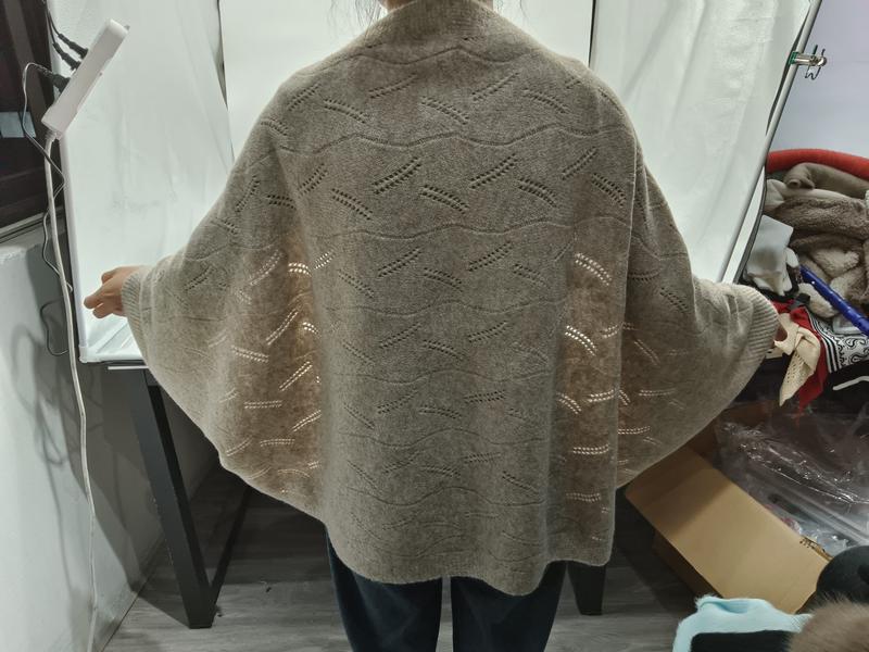 베이지 포인텔 니트 오버사이즈 카디건 박쥐소매 뒷면 착용샷 - B2B wholesale inquiry welcome