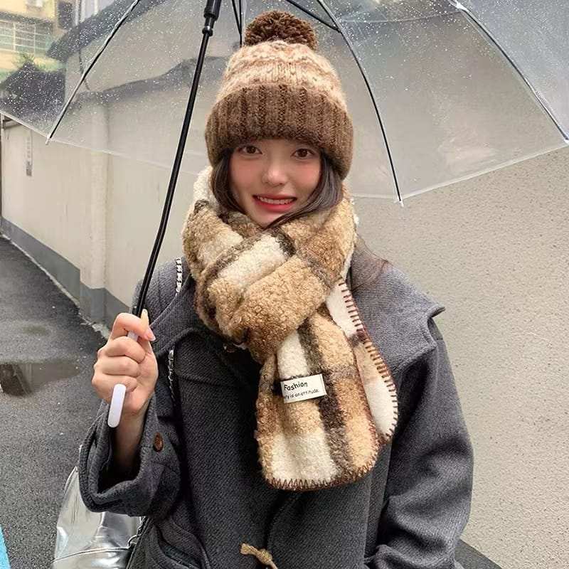 브라운 크림 체크 셰르파 스카프와 폼폼 비니 겨울 세트 착용 여성 - wholesale fashion accessories