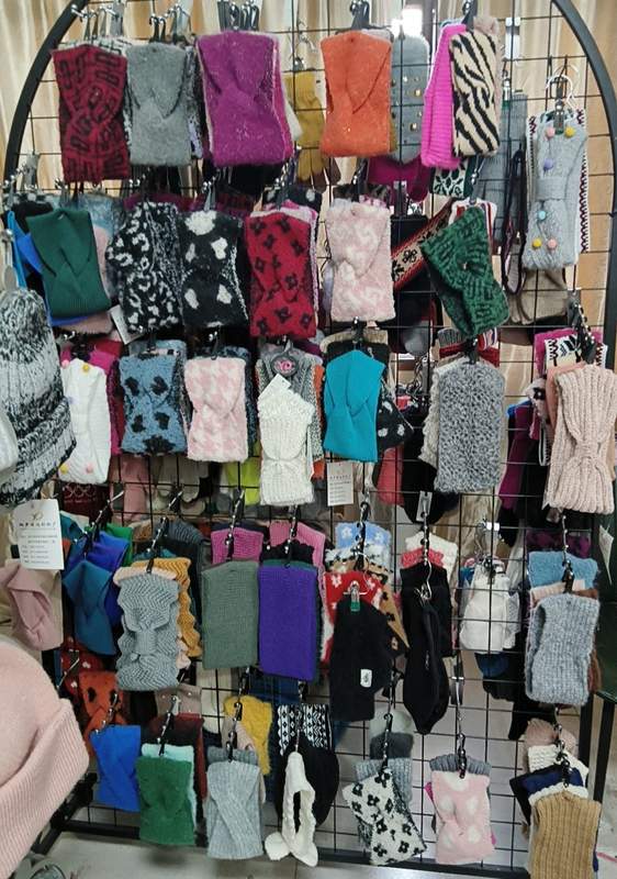 다양한 색상의 니트 손가락없는 장갑과 벙어리장갑이 진열된 대형 소매 디스플레이 랙 - wholesale fashion accessories