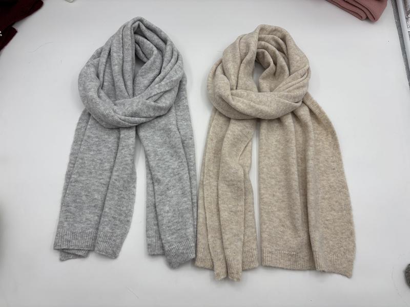 라이트 그레이·베이지 소프트 니트 스카프 2종 세트, 립 디테일 - gift shop wholesale supplier
