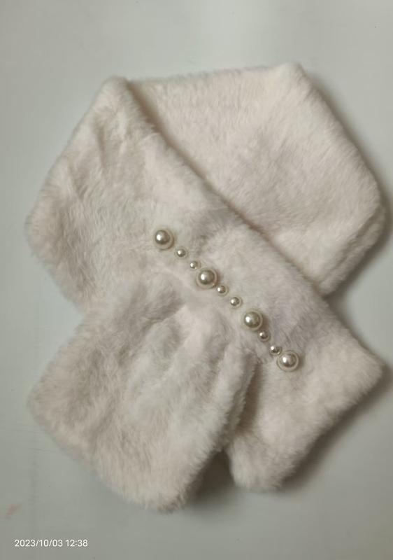 화이트 플러시 페이크 퍼 미니 크로스오버 스카프, 진주 버튼 장식 도매 - certified scarf manufacturer China